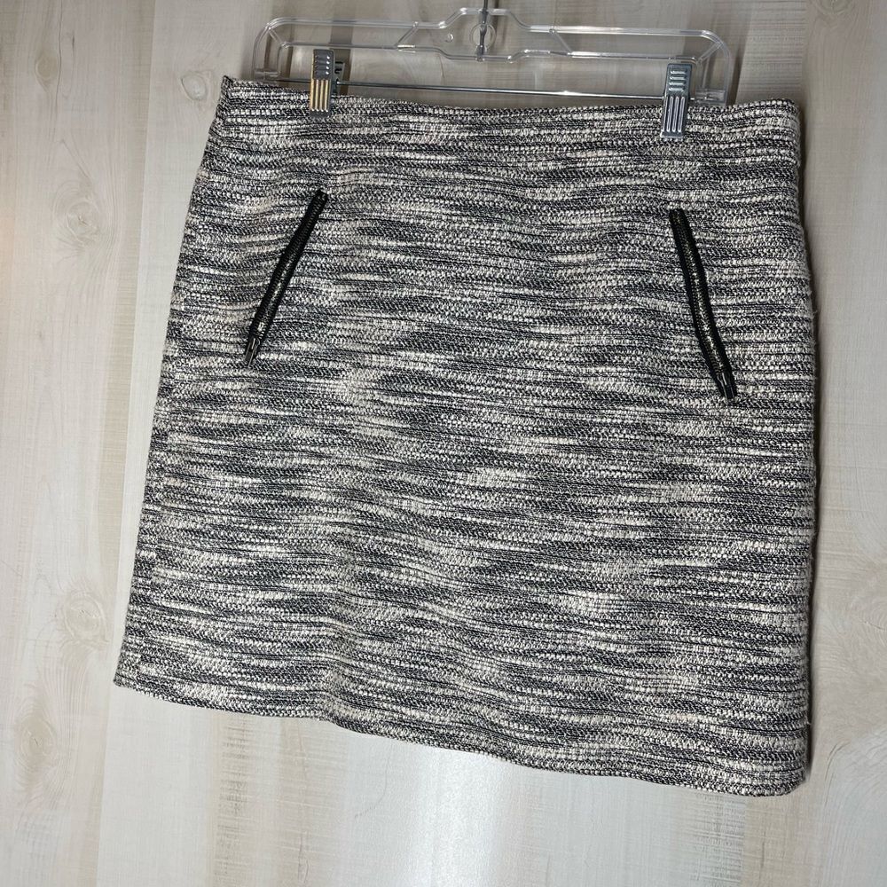 Loft black and white mini skirt lined zipper pockets, size 10
